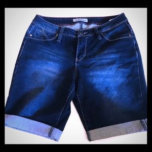 Women’s YMI Wannabettabutt? Jean Shorts Size 8
